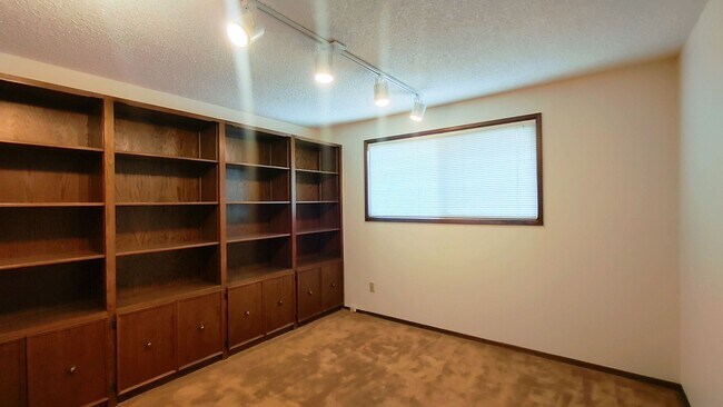 Building Photo - This Great Mt. Park Home with 3 Bedroom 2 ...