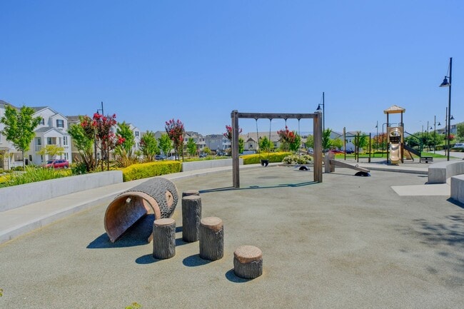 Building Photo - Beautiful end unit 4 bedroom condo in Dublin