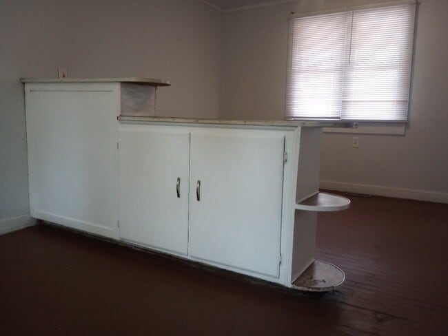 Building Photo - 3 Bedroom 1 Bathroom