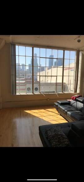 Building Photo - 420 S San Pedro St