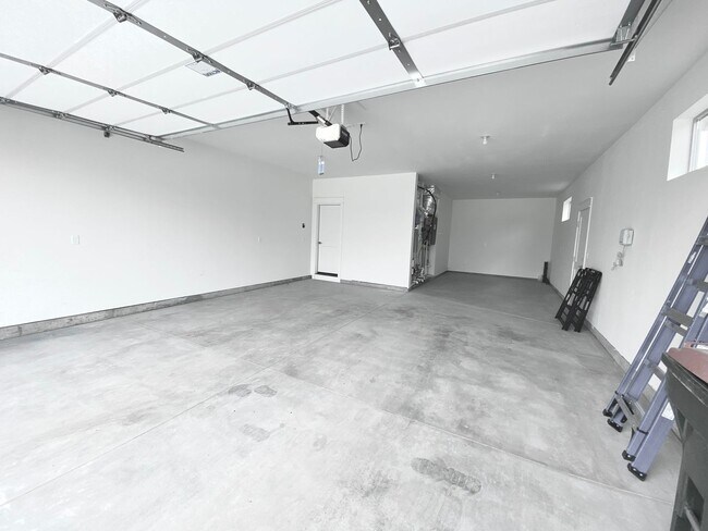 Building Photo - Beautiful Custom 6 Bedroom (2 Primary Bedrooms!) +Office located in NW Meridian