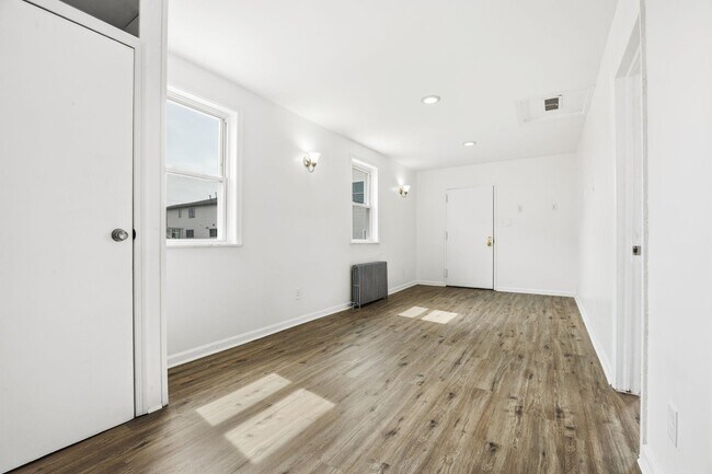 Building Photo - 826 7th St