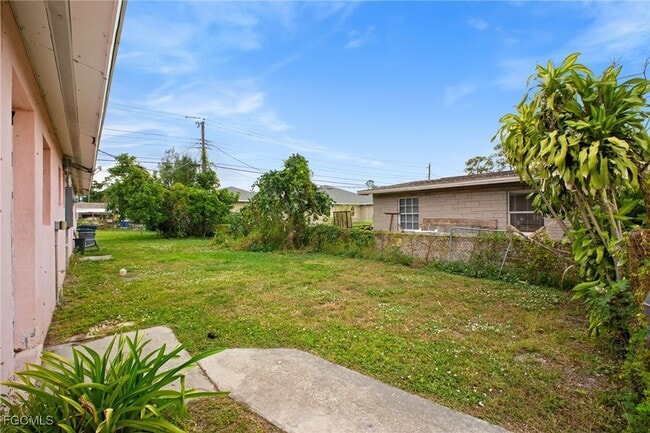 Building Photo - 1604 Oak Dr