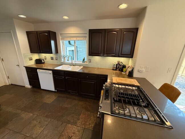 Building Photo - Beautiful 3 Bed/2.5 Bath Home in West Bend - Albany Ave