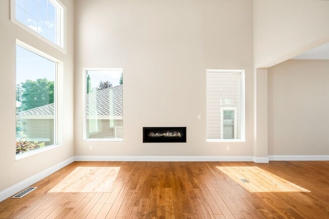 Building Photo - Luxury 6BD, 5BA Recently Remodeled Littlet...