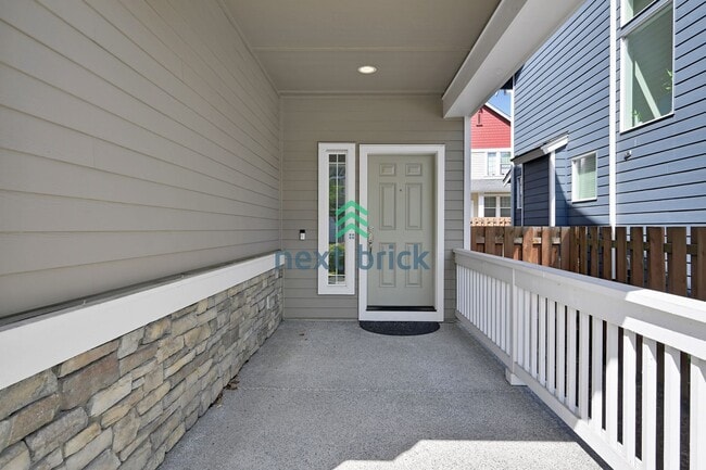 Building Photo - Spacious 4-Bed & 2.5 Bath Single Family Ho...