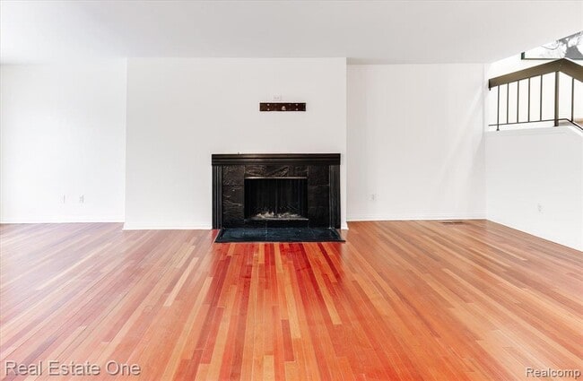 Building Photo - 1631 S Hill Blvd