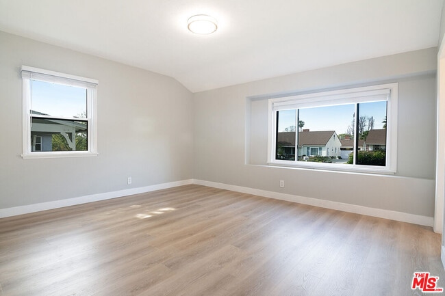 Building Photo - 414 University Ave