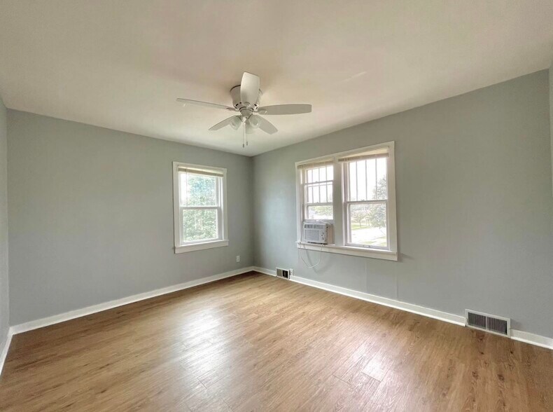 Building Photo - 1706 33rd St