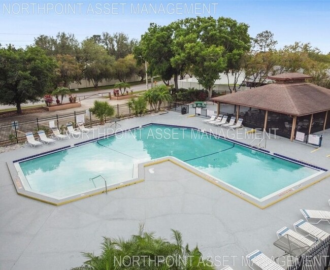 Building Photo - Stylish 2-Bed, 2-Bath Villa in the Heart o...