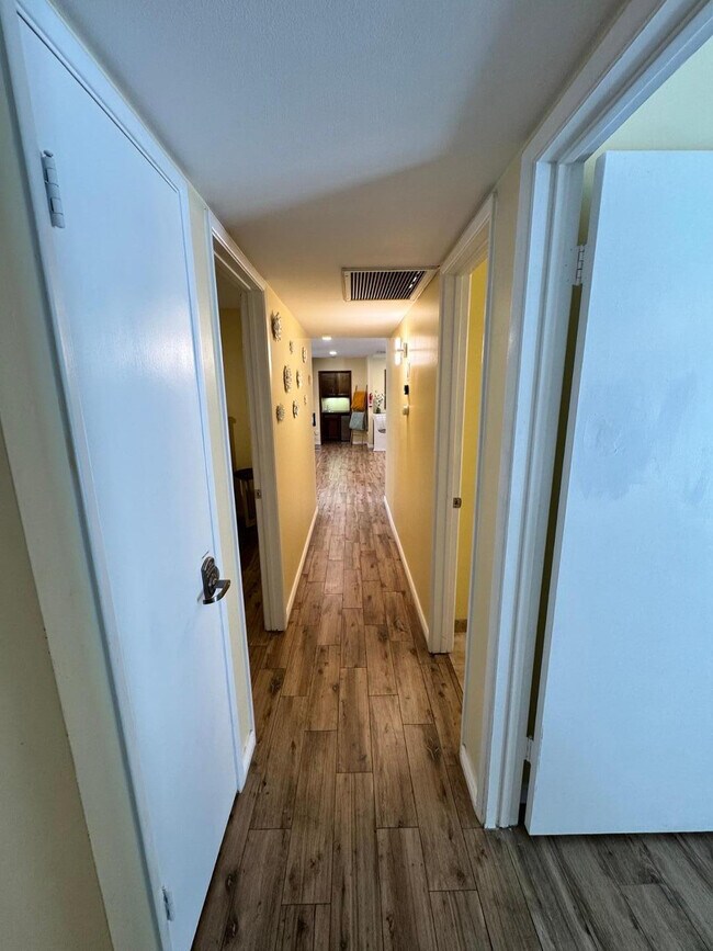 Building Photo - 8238 E Vista Dr