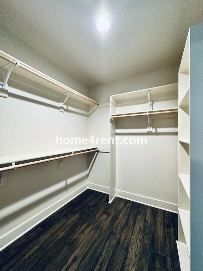 Building Photo - Stunning, Maintenance Free Townhome in Desoto w/ an Elegant Kitchen and Wood Floors Throughout!