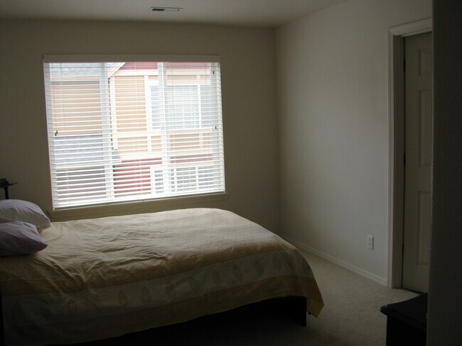 Building Photo - 1652 NW Shadow Hills Lane ~ Excellent Beth...