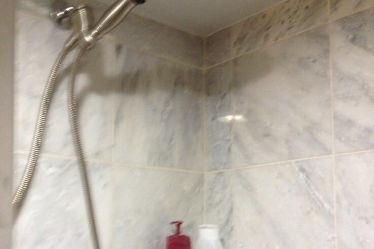 Large shower - 3905 Brenda Ln
