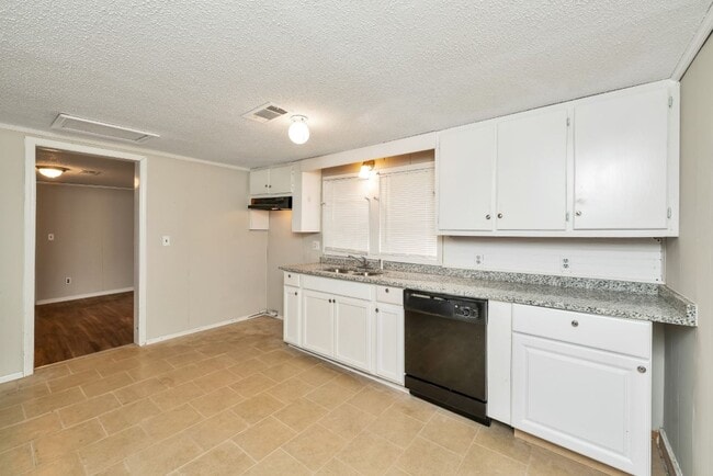 Building Photo - Limited-Time Promo! Get $250 OFF Your First Month's Rent! Renovated 3BR/2BA Tuscaloosa Gem with L...