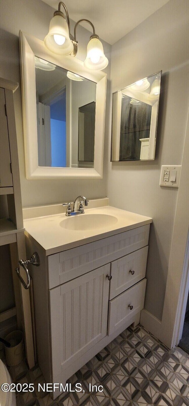 Building Photo - 3 Castania Ct