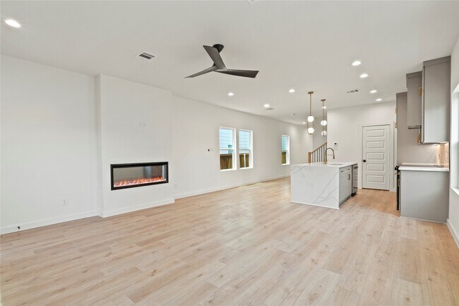 Building Photo - 420 N Moore St