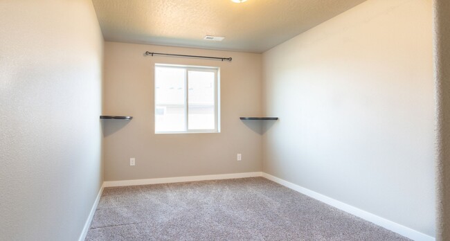 Building Photo - 3 Bedroom, 2 bathroom home on Sunnyside Hill!