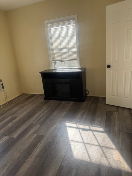 Building Photo - 9932 Beverly St