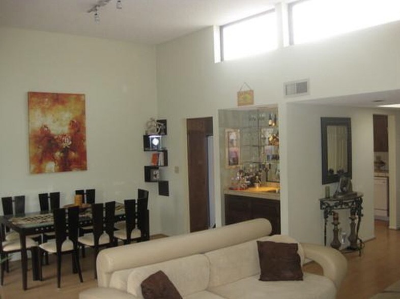 Building Photo - 441 E San Jose Ave