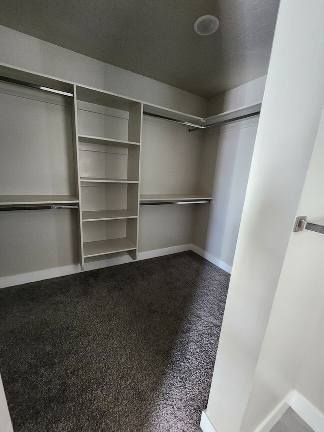 Building Photo - Modern 3-Bedroom Home with Balcony for Ren...