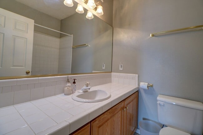Building Photo - 2 Bedroom 2 Bathroom