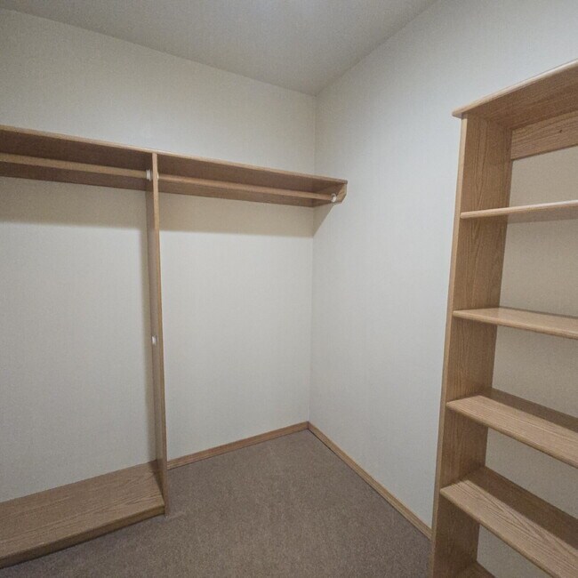 Building Photo - 2 Bedroom 2.5 bathroom near Golf Course