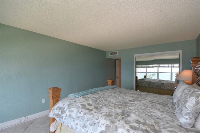 Building Photo - 1021 Hillsboro Mile