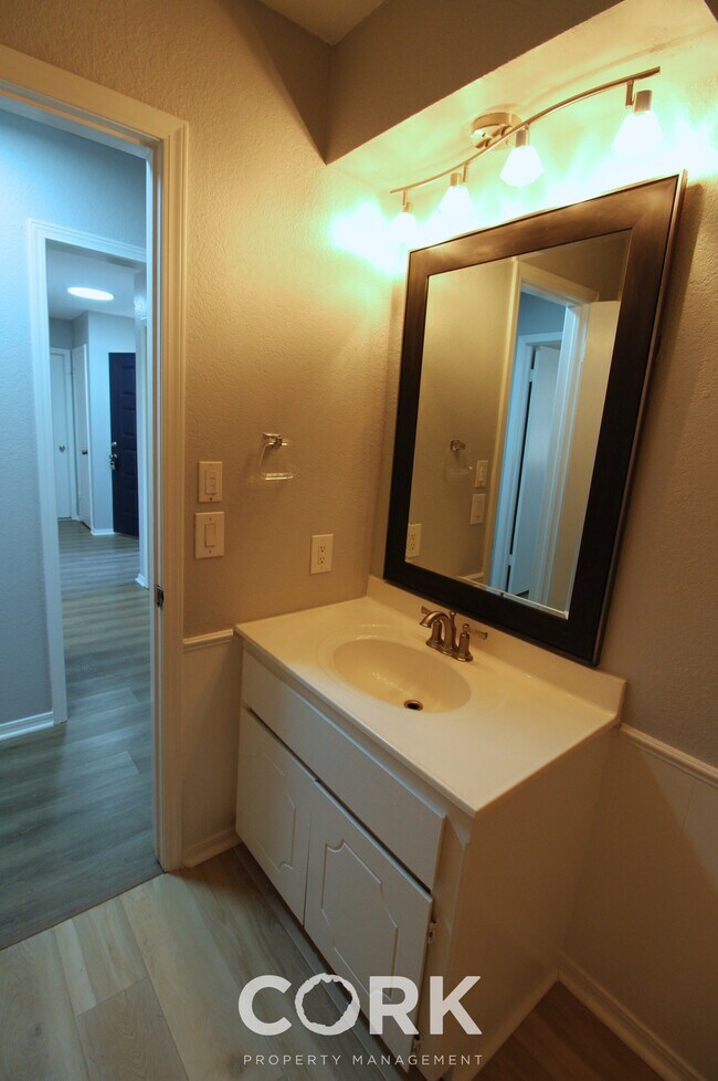 Building Photo - 708 Teal Pl