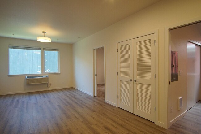 Building Photo - Modern, Spacious 2Bdr w/Condo-Grade Finish...