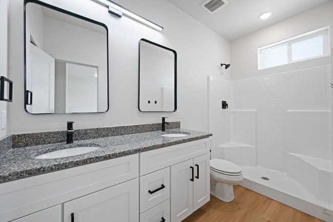 Building Photo - Private room with shared bathroom in a bra...