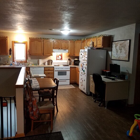 Primary Photo - 1040 Cedar St