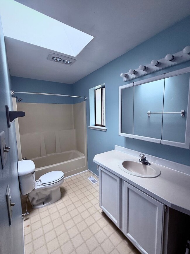 Building Photo - Live in Sunny Land! Updated 2 Bedroom with Great Amenities Available NOW!