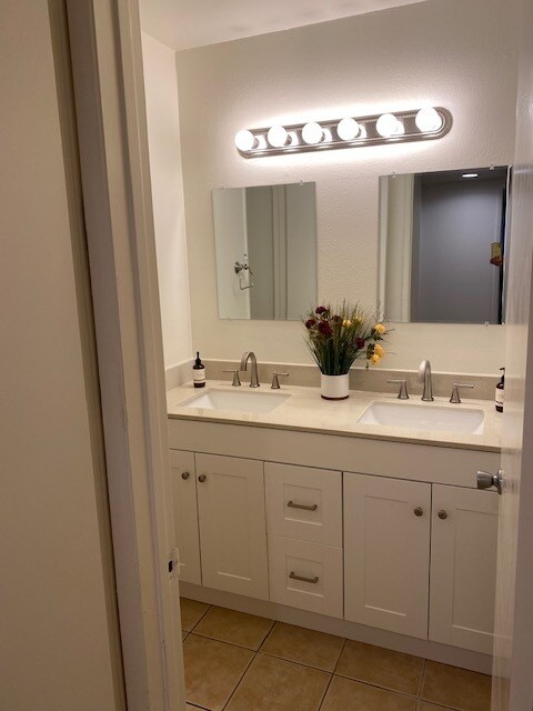 Building Photo - 10331 Lindley Ave