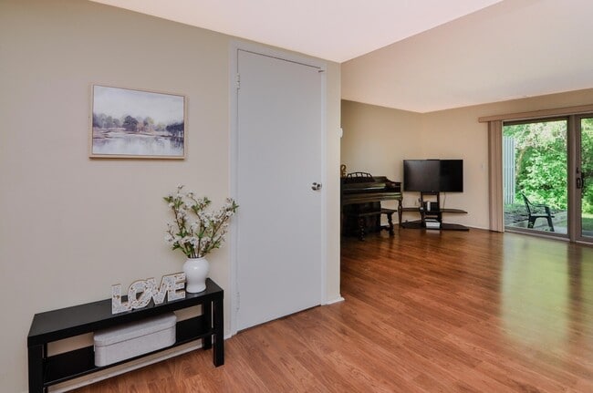 Building Photo - 609 Watersedge Dr