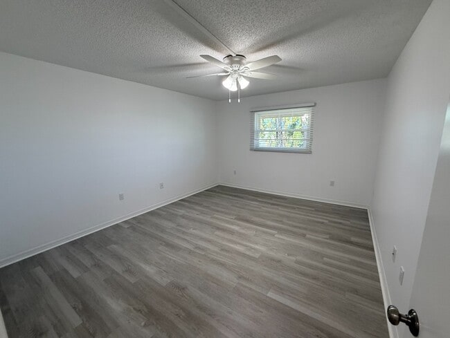 Building Photo - 5800 Hollywood Blvd