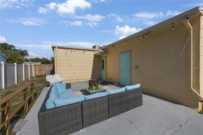 Building Photo - 702 Gray St S