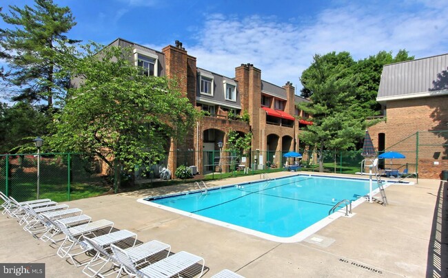 Building Photo - 626 15th St S