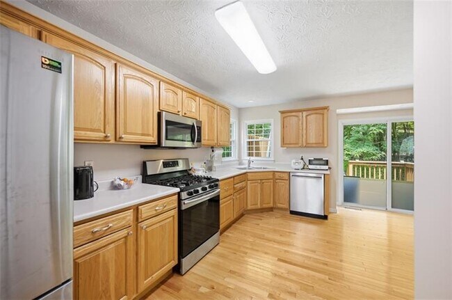 Building Photo - 724 Bush Dr