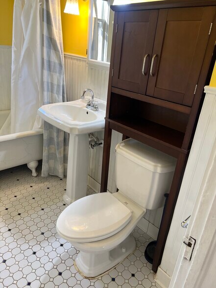 Building Photo - 114 Bedford St SE