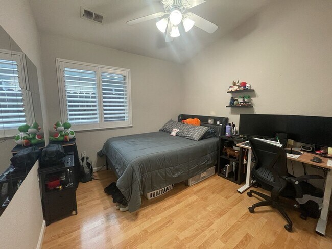 Building Photo - Fantastic East Davis 3 bedroom available for summer move in!