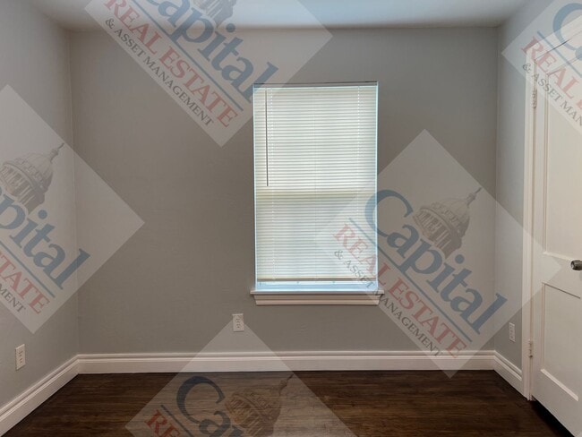 Building Photo - Updated 3 Bedroom
