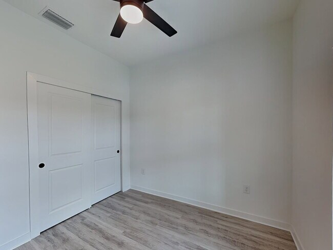 Building Photo - 2432 Quentin Ave S