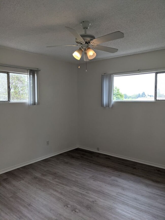 Building Photo - Updated 5 bedroom 3 bathroom house w/ HUGE YARD