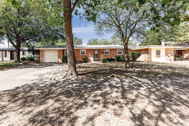 Building Photo - Remodeled throughout, 3/2/1