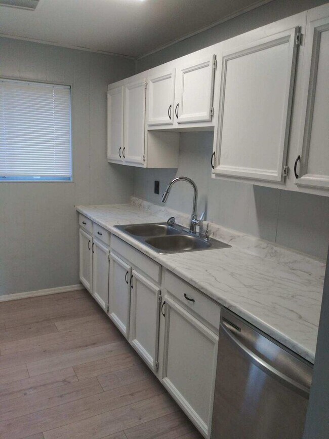 Building Photo - COMING IN AUGUST! Turn' Key 3-Bed Mountain...