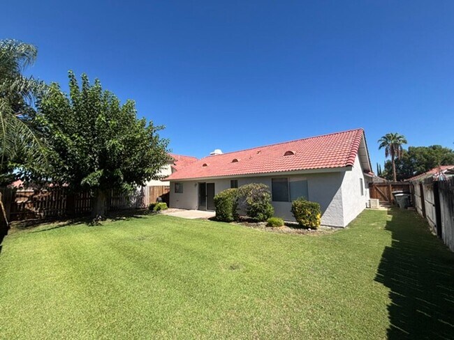 Building Photo - Clean 3 Bedroom / 2 Bathroom home near Stockdale High School, Recently Renovated!