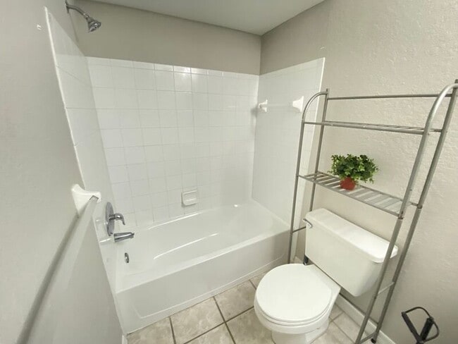 Building Photo - 13827 Fairway Island Dr