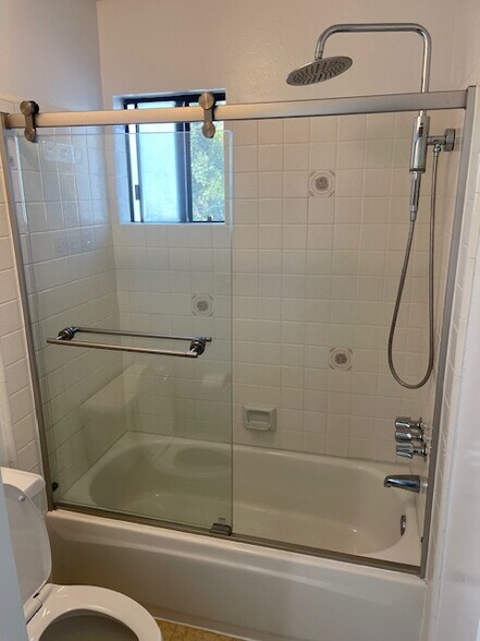 Master Bath - 1416 S Barrington Ave