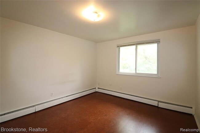 Building Photo - 2 Glendale Dr